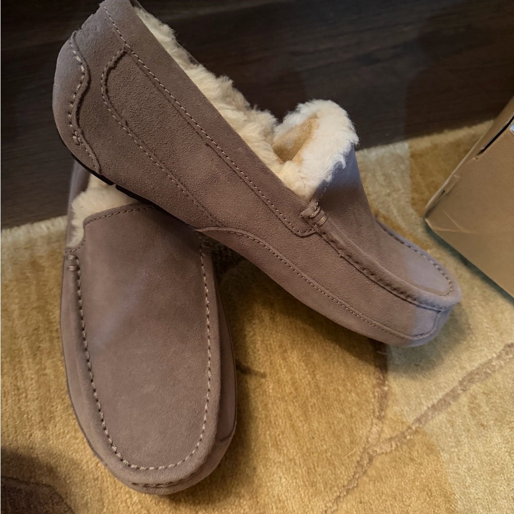 UGG new w tag////Men's gray  Suede Loafers with Cream Interior